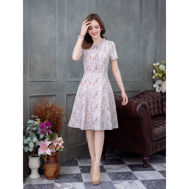 kudapy เดรสสั้นสีครีม/สีกะปิ พิมพ์ลายดอก ทรงสวยใส่ได้ทุกวัน เนื้อสัมผัสผ้าดีมากนุ่มลื่น ดีเทลจับจับช่วงคอผูกโบว์