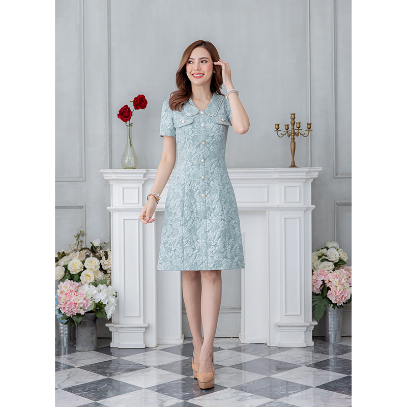 kudapy เดรสสั้นสีดำ/สีน้ำตาล/สีเขียว/สีขาว คอปกมุก ผ้าแจ็คกาด ใส่แล้วดูเพรียว เป็นทรงเข้ารูป มีดีเทลแต่งกระดุม และกระเป๋าช่วงอก เพิ่มความสวยเก๋