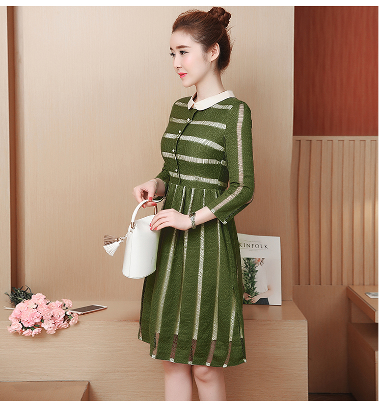 kudapy ชุดเดรสผ้าลูกไม้สายเส้นตามแบบสีเขียว แขนยาวห้าส่วน คอบัวสีทอง