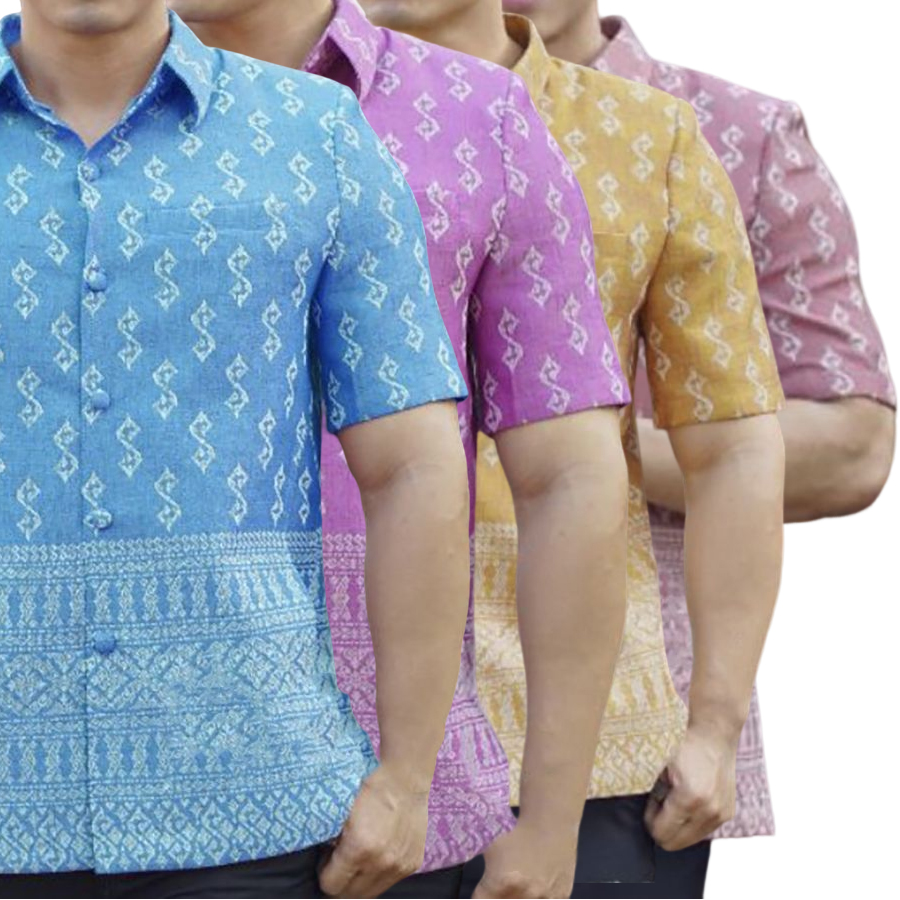 kudapy เสื้อผ้าไหมลายขอ คอปก สีชมพูกลีบบัว,สีเหลืองทอง,สีชมพูกะปิ,สีฟ้าข้ม,ม่วง,เขียวพาสเทล,,,เสื้อผ้าไทยผู้ชาย ผ่าหน้า แขนสั้น มีกระเป๋าด้านซ้ายบน (อัดผ้ากาว มีฟองน้ำเสริมไหล่)