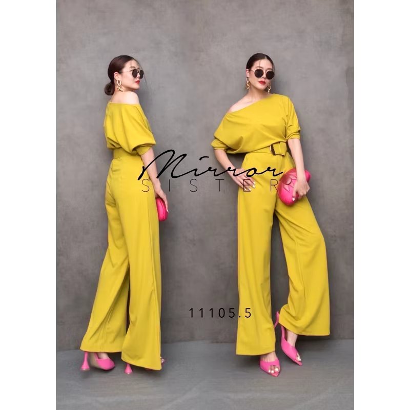 kudapy จัมพ์สูทขายาว ช่วงบนเป็นเสื้อไหล่ตกหรือปาดไหล่ ช่วงกางเกงทรงกระบอกใหญ่ มาพร้อมเข็มขัด