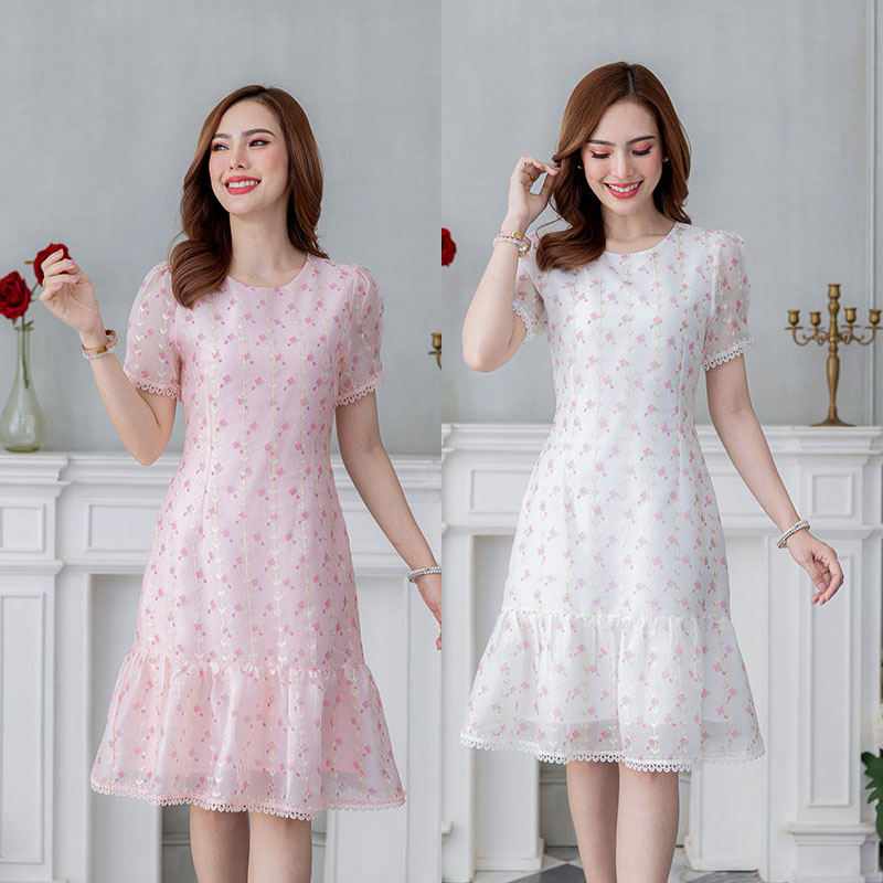 kudapy เดรสสั้นสีขาว/สีชมพู งานผ้าปักลายดอกไม้ ผ้าปักผสมพิมพ์ลายดอก ปลายกระโปรงเป็นระบายรอบตัว มีดีเทลแต่งลูกไม้รอบแขนและชายกระโปรง