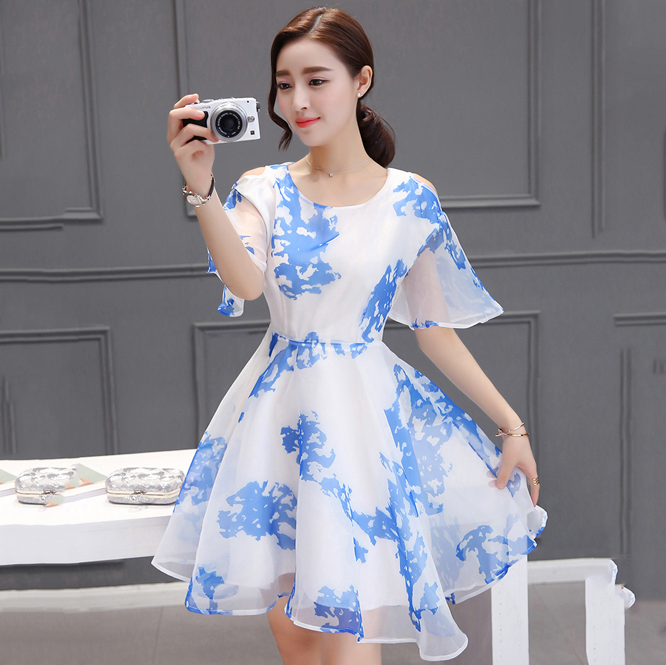 kudapy ชุดเดรสสั้นสีฟ้า พิมพ์ลายดอก แฟชั่นเกาหลีสไตล์คุณหนูเป็นชุดพื้นสีขาวลายสีฟ้า