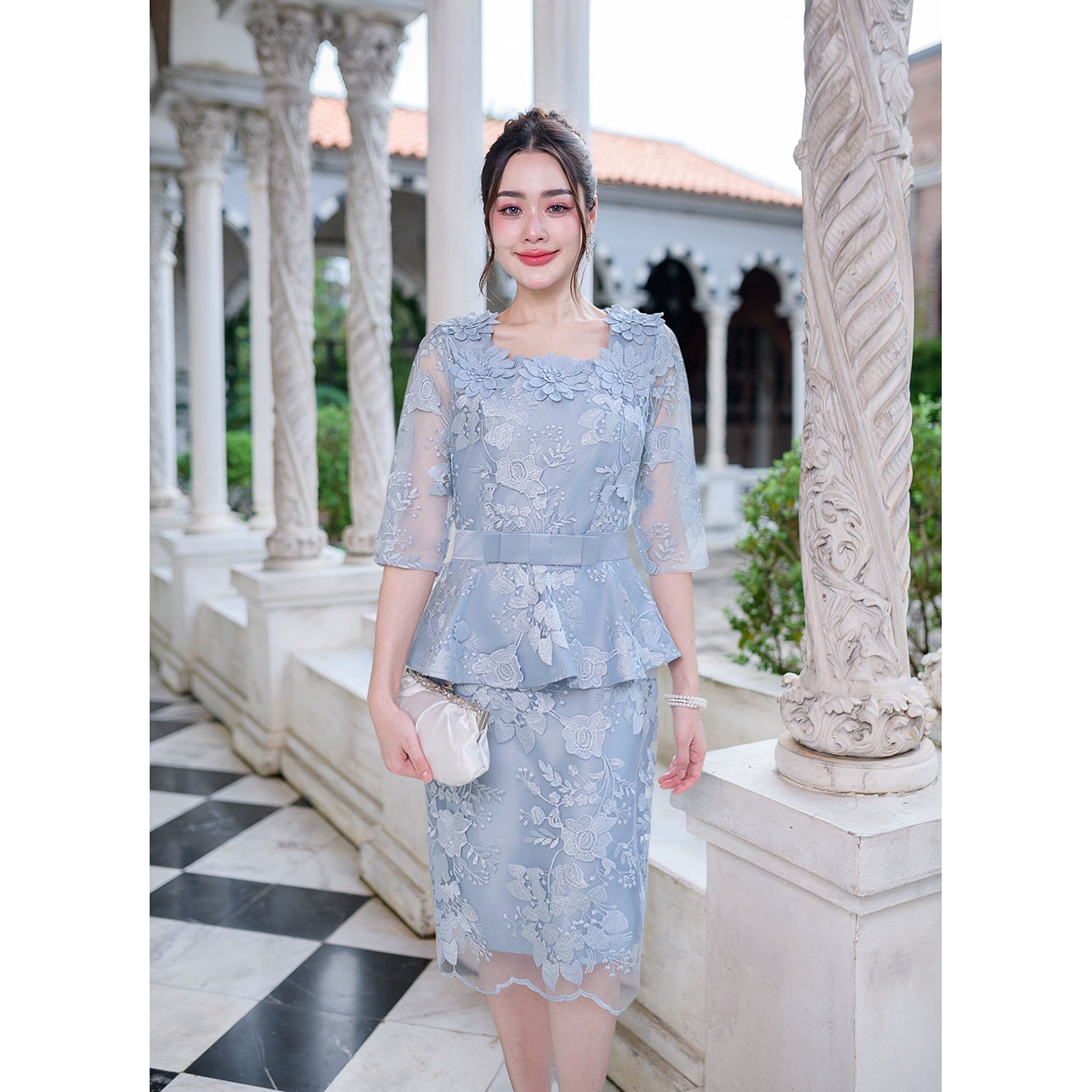 kudapy เดรสสั้นสีชมพูกลีบบัวอ่อน/สีเหลืองทองสีฟ้า คอเหลี่ยมที่แต่งดอกไม้รอบคอสวยสะดุดตา ช่วงเอวแต่งระบายติดเข็มเขัดโบว์ เป็นงานเย็บติดกับชุด