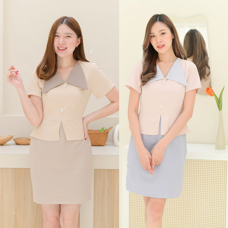 kudapy เดรสสั้นสีชมพูอ่อน/สีครีม ทูโทนสีละมุน ตัวเสื้อคอวีแต่งปกสามเหลี่ยม ติดกระดุมมุกให้ลุคดูสวยแพง ช่วงกระโปรงทรงสอบนิดๆ เป็นเดรสชิ้นเดียวมีซิปหลัง ซับในทั้งตัว