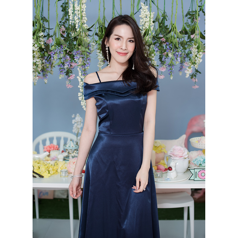 kudapy ชุดเดรสยาวเปิดไหล่ ใส่ออกงานสีกรมท่า เปิดไหล่แต่งลายด้านหน้าอก สาวๆห้ามพลาดเลยจร้า