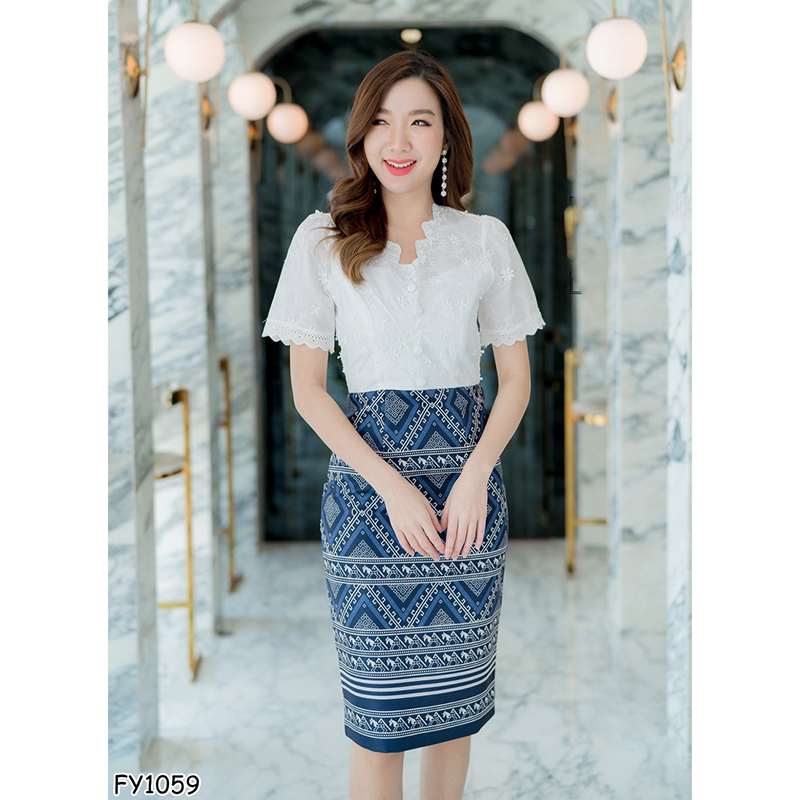 kudapy เดรสสั้นผ้าไทยสีขาว/สีชมพู เสื้อลูกไม้คอวีหยักแขนหยัก+กระโปงลายไทย ใส่สบายสวยดูดีน่ารักๆ