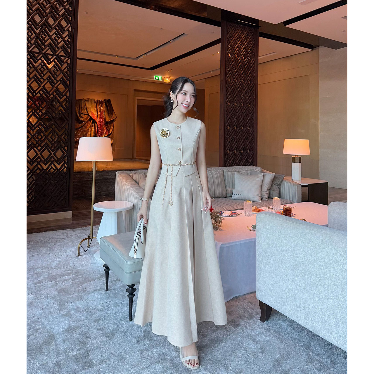 kudapy เซ็ท 4 ชิ้น เสื้อ Vest+กระโปรงยาว+เข็มขัดโซ่+เข็มกลัดดอกไม้ เสื้อกับกระโปรงเราใช้ผ้าเดียวกันทั้งชุด เนื้อผ้ามีน้ำหนัก ทิ้งตัวดี ย