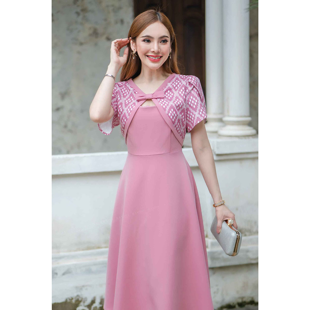 kudapyเดรสสั้นสีชมพู/สีกรม ผ้าโพลีเอสเตอร์เกาหลี ตัวเสื้อเป็นคอวีแต่งโบว์ตรงอก แขนทรงทิวลิป กระโปรงทรงทวิตฟรีไซส์