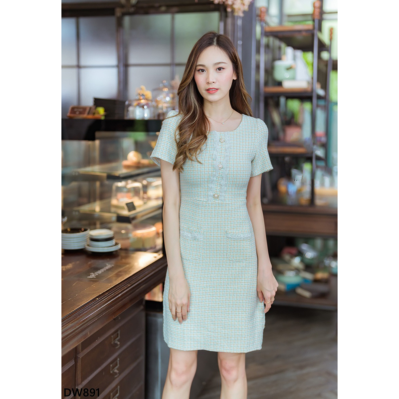 kudapy เดรสสั้นสีชมพู/สีเขียว/สีฟ้า ผ้าทอแต่งกระดุมมุก