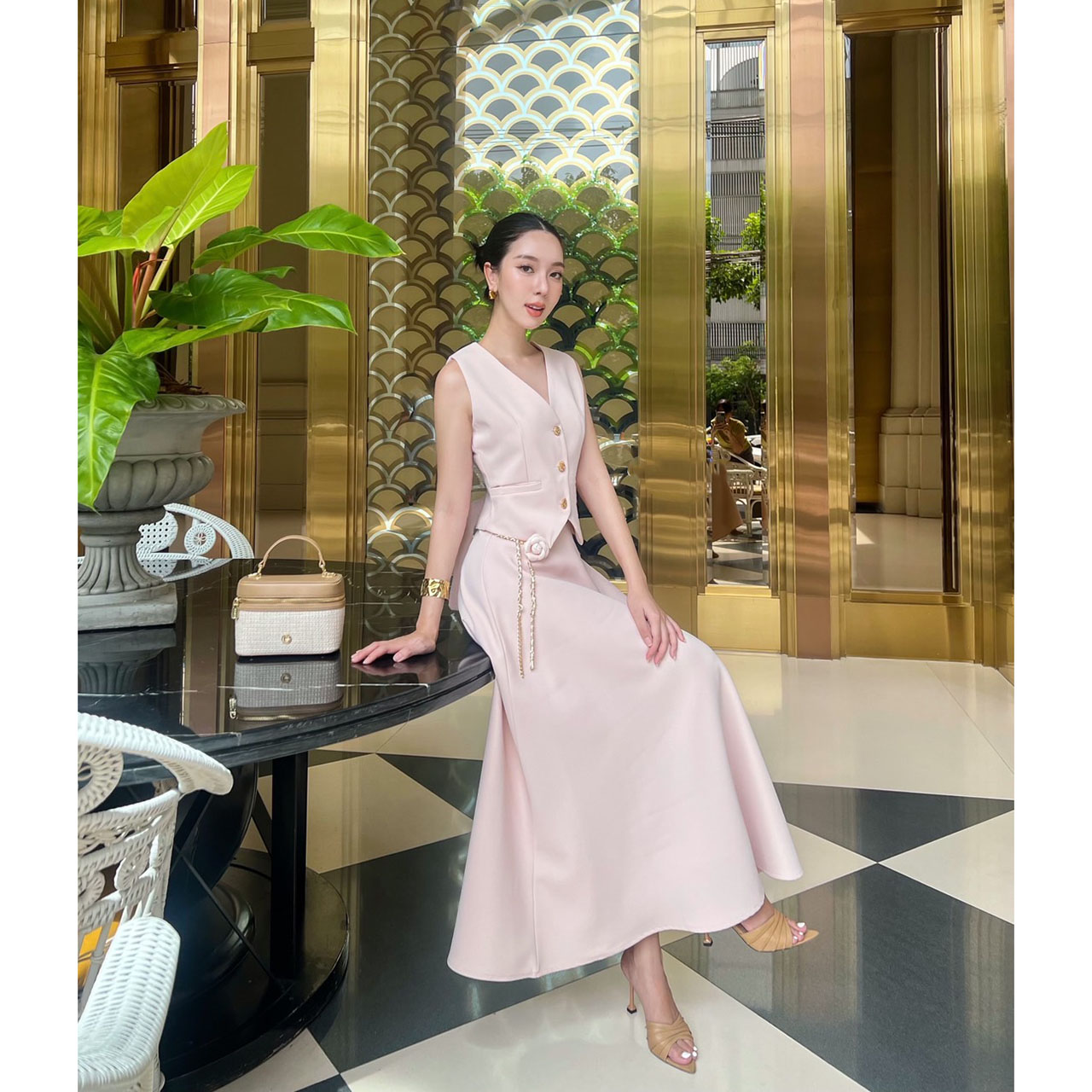 kudapy เซ็ท 3 ชิ้น เสื้อ Vest+กระโปรงยาว+เข็มขัด เสื้อกับกระโปรงเราใช้ผ้าเดียวกัน มีเชือกผูกด้านหลังเพื่อปรับ