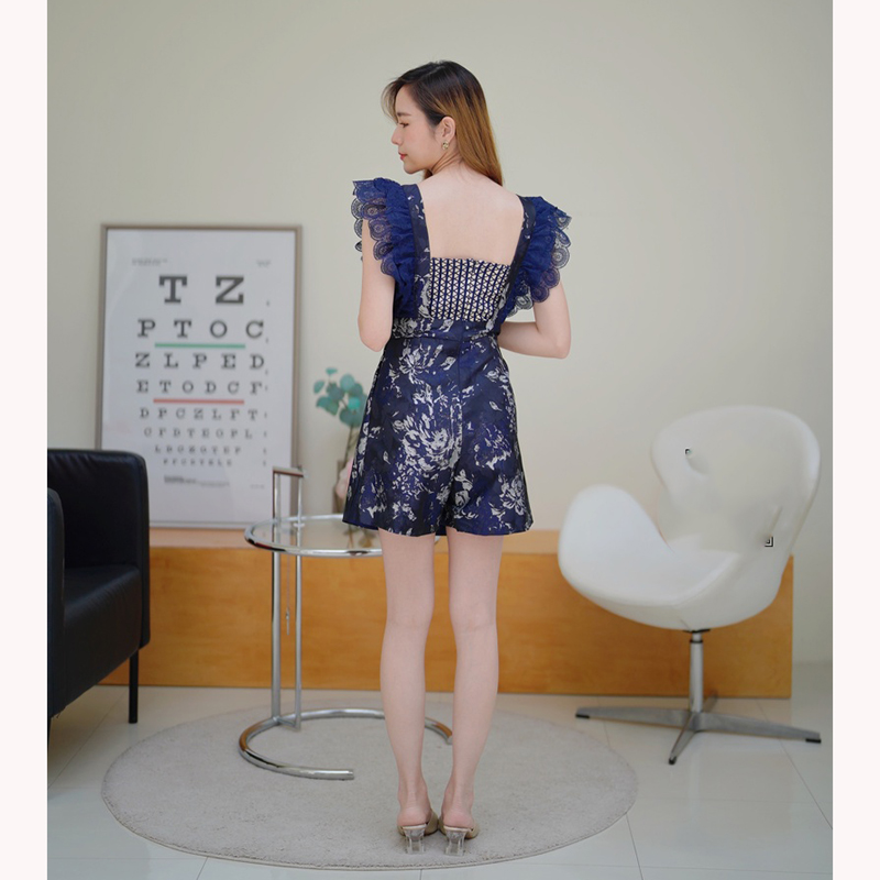 kudapy จั้มสูทขาสั้นสีแดง/สีกรม ป้ายหน้าผ้าทอระบายแขนลูกไม้