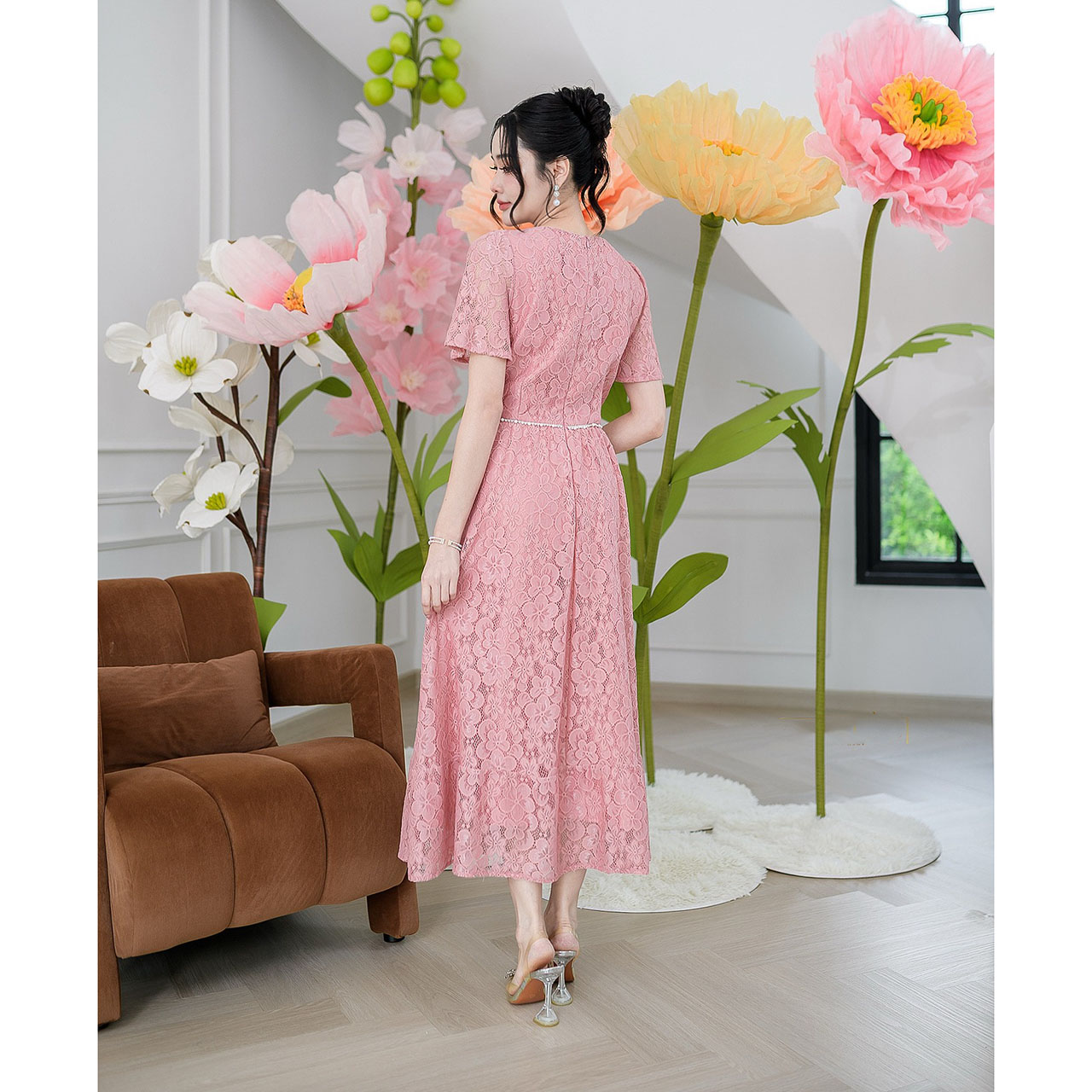 kudapy เดรสยาวผ้าลูกไม้เนื้อนุ่มนิ่ม คอวีแขนสั้นชายกระโปรงแต่งระบาย ช่วงเอวเย็บแต่งประดับมุกรอบเอว เพิ่มความสวยหวาน