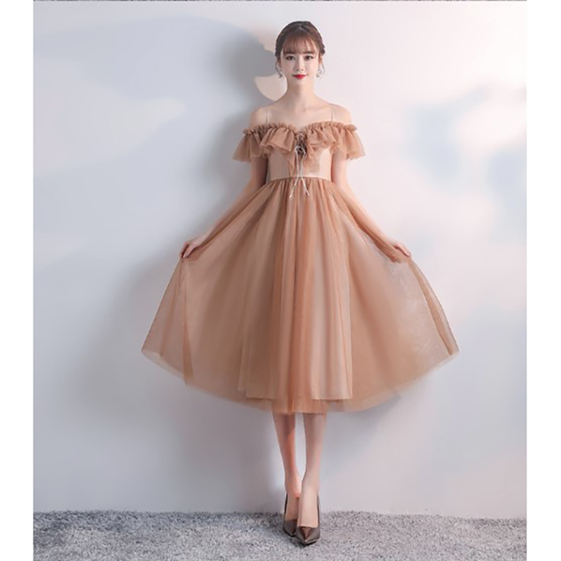 kudapy ชุดราตรีออกงานคลุมเข่าสีน้ำตาล สายเดี่ยว หน้าอกเป็นแบบผูกได้ ผ้ามุ้งระบายเปิดไหล่ ด้านหลังลำตัวเป็นซิป กระโปรงผ้าโปร่ง มีซับใน