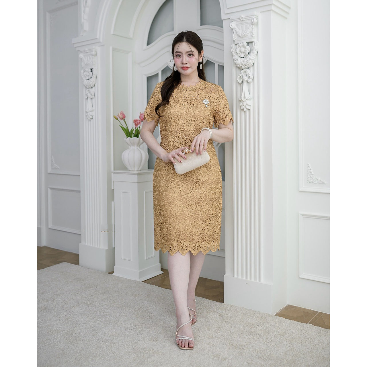 kudapy เดรสสั้นสีชมพูกะปิ/สีทอง ลูกไม้คอดอกไม้พรีเมี่ยม ลายดอกไม้สวยเต็มดอกดูหรูหรา ผ้าเงาดอกแน่นเรียงตัวสวย