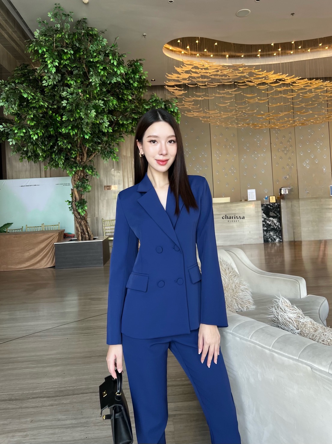 kudapy ชุดเซ็ทตัวเสื้อแต่งกระดุมด้านหน้า 4 เม็ด มีซับในทั้งชุด เย็บตีเกล็ดให้เข้ารูป ปลายแขนเสื้อแต่งกระดุม างเกงทรงกระบอกเล็ก 9 ส่วน ซิปกระดุมหน้า