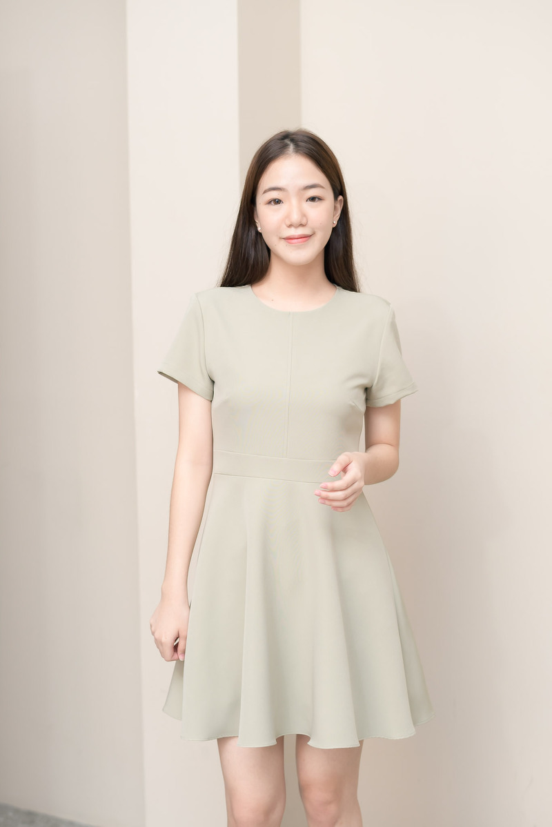 kudapy เดรสแขนสั้นสีแดงเข้ม,น้ำตาลม่่วง,มัสตาร์ท,เขียวมัทฉะ,นูทครีม,ดำ,ฟ้าทะเล กระโปรงทรงวงกลม ตัดต่อกลางตัวเสื้อและเอว เพิ่มดีไซน์เรียบๆดูดี แต่ไมเยอะ เนื้อผ้ามีน้ำหนัก