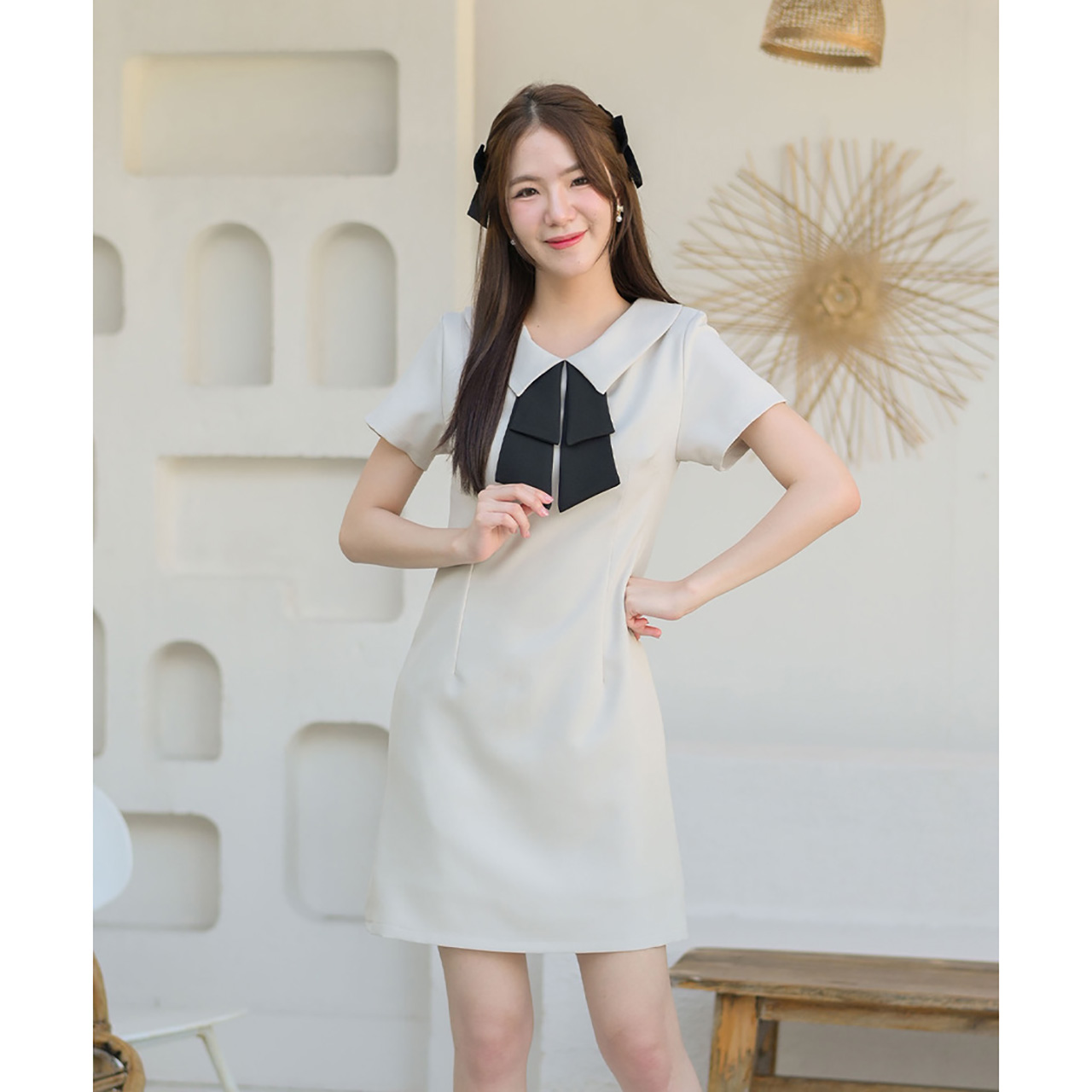 kudapy เดรสแขนสั้น คอปกดีไซน์เก๋ แต่งชายโบว์สองชั้นสีตัดตัวชุดเพิ่มกิมมิคความน่ารัก จับเกล็ดเข้าเอวทั้งหน้า-หลัง