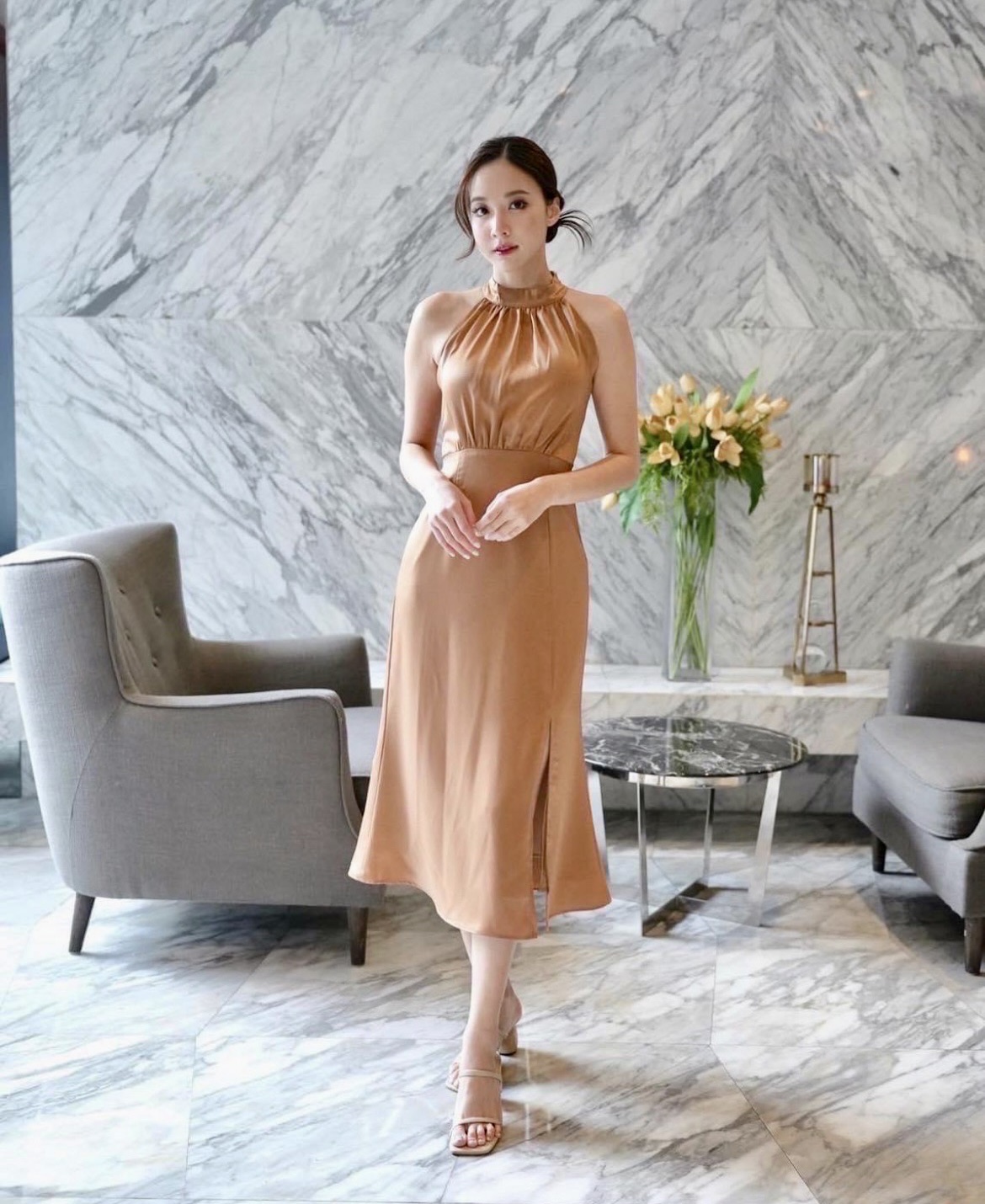 kudapy เดรสสั้นไปงานสีน้ำตาลอิฐ คอเต่า ทรงแขนกุด ด้านหน้าจับจีบตามแบบ ทรงสวยมาก งานไฮแอนด์สุดๆ