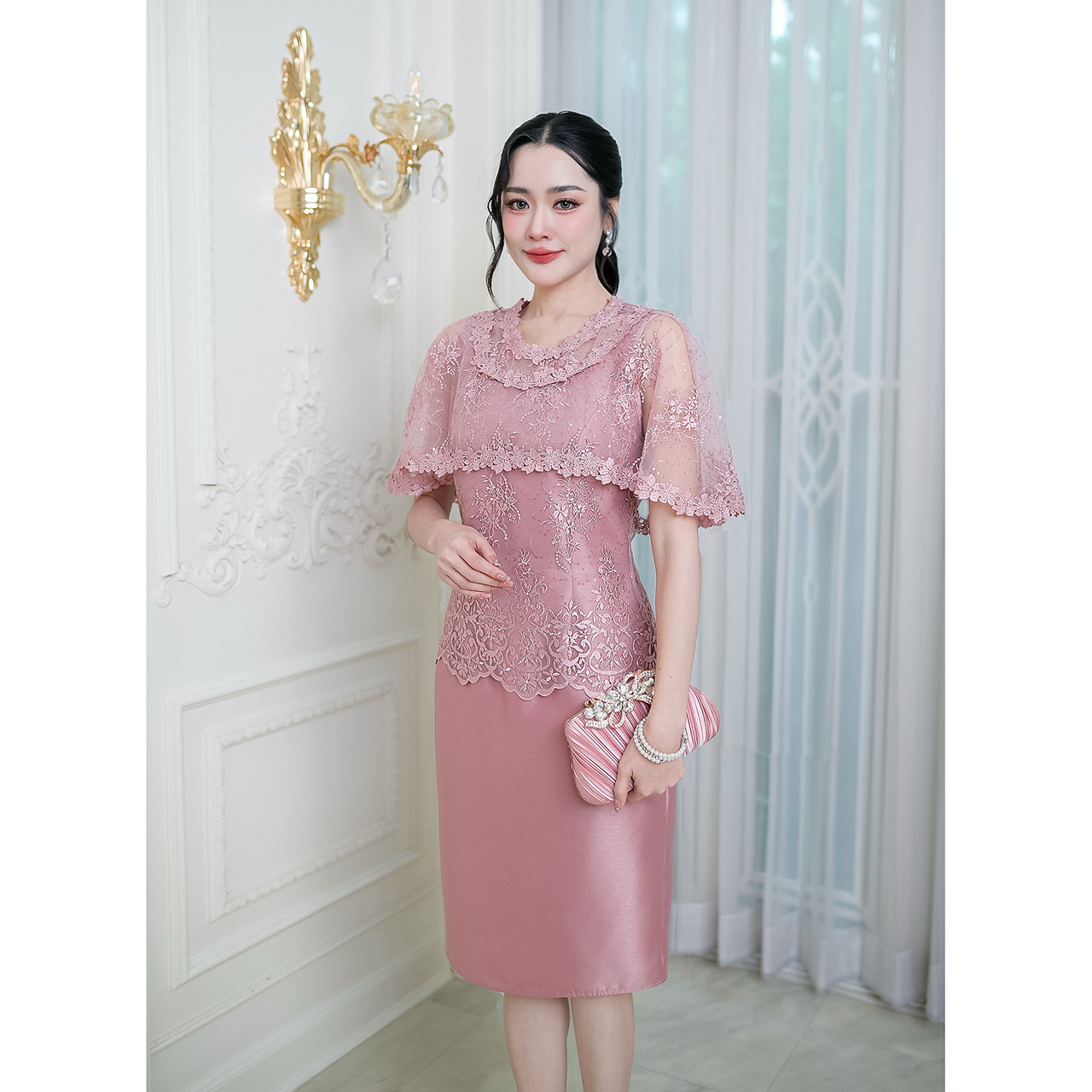 kudapy เดรสผ้าไหมดีไซน์คลุมไหล่ ปักลายราณีต คอกลมแต่ดอกไม้รอบคอ ลูกไม้ทอผสมเลื่อมชายเสื้อเป็นเชิงผ้าเล่นลายสวย ตัวกระโปรงเป็นงานผ้าไหมเนื้อเบา