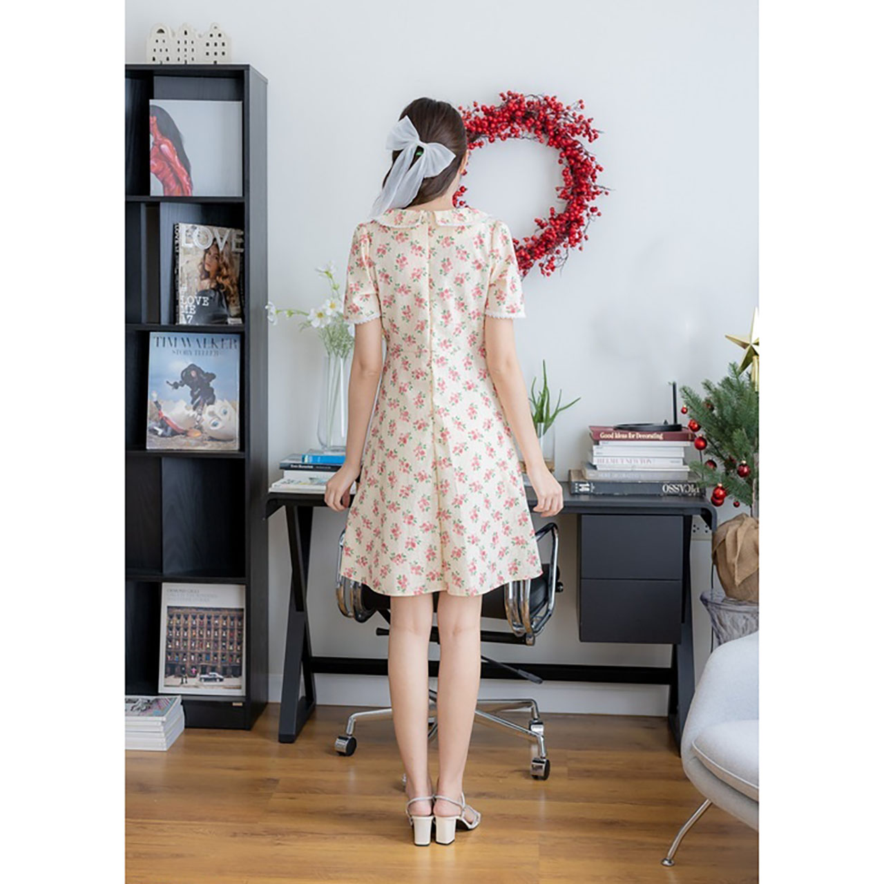 kudapy เดรสสั้นสีแดง/สีครีม/สีเขียว ทรงบานลายดอกคอบัว