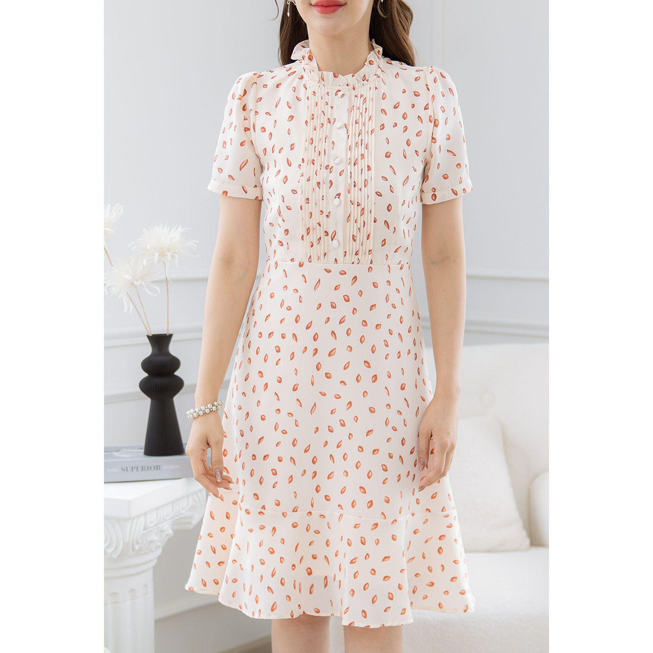 kudapy เดรสลายใบไม้ โทนสีสวยสะอาดตา ช่วงอกเย็บเป็นเกล็ดแนวตั้งระหว่างกระดุม ช่วงคอจับจีบเพิ่มความสวยละมุน