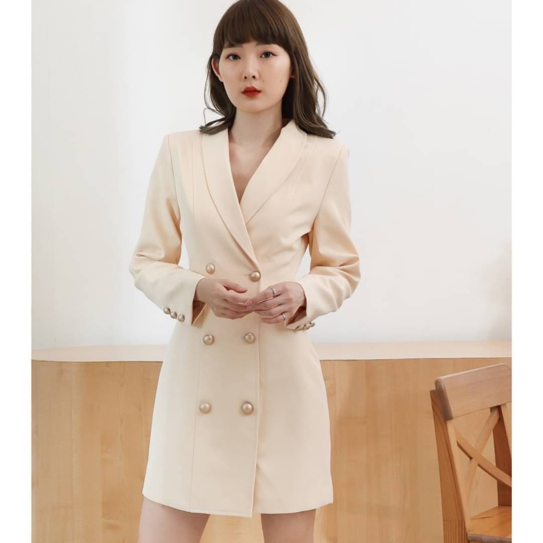 kudapy เดรสสูทสีครีม/สีดำ/สีแดง เนื้อผ้าดี มีซับในทั้งชุด เป็นเดรสกระดุมหน้า โทนสีนี้ใส่ได้ตลอดทุกโอกาส