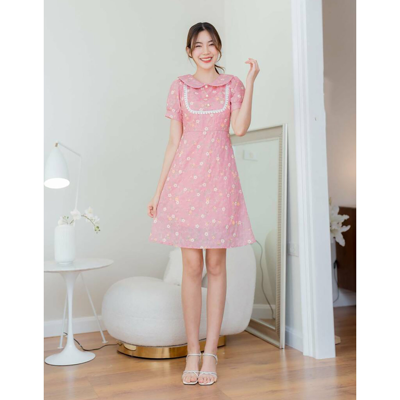 kudapy เดรสสั้นสีขาว/สีชมพู/สีแดง ทรงบานลายดอกคอกปก