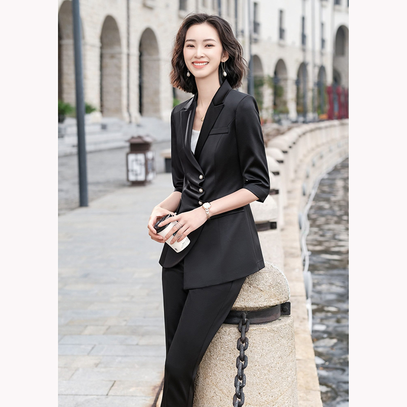 kudapy ชุดสูททำงานผู้หญิงสีดำ/สีฟ้า แต่งกระดุมแถวพร้อมกางเกง จุดเด่นของชุดนี้คือการออกแบบเพิ่มดีเทลกระดุมด้านหน้า