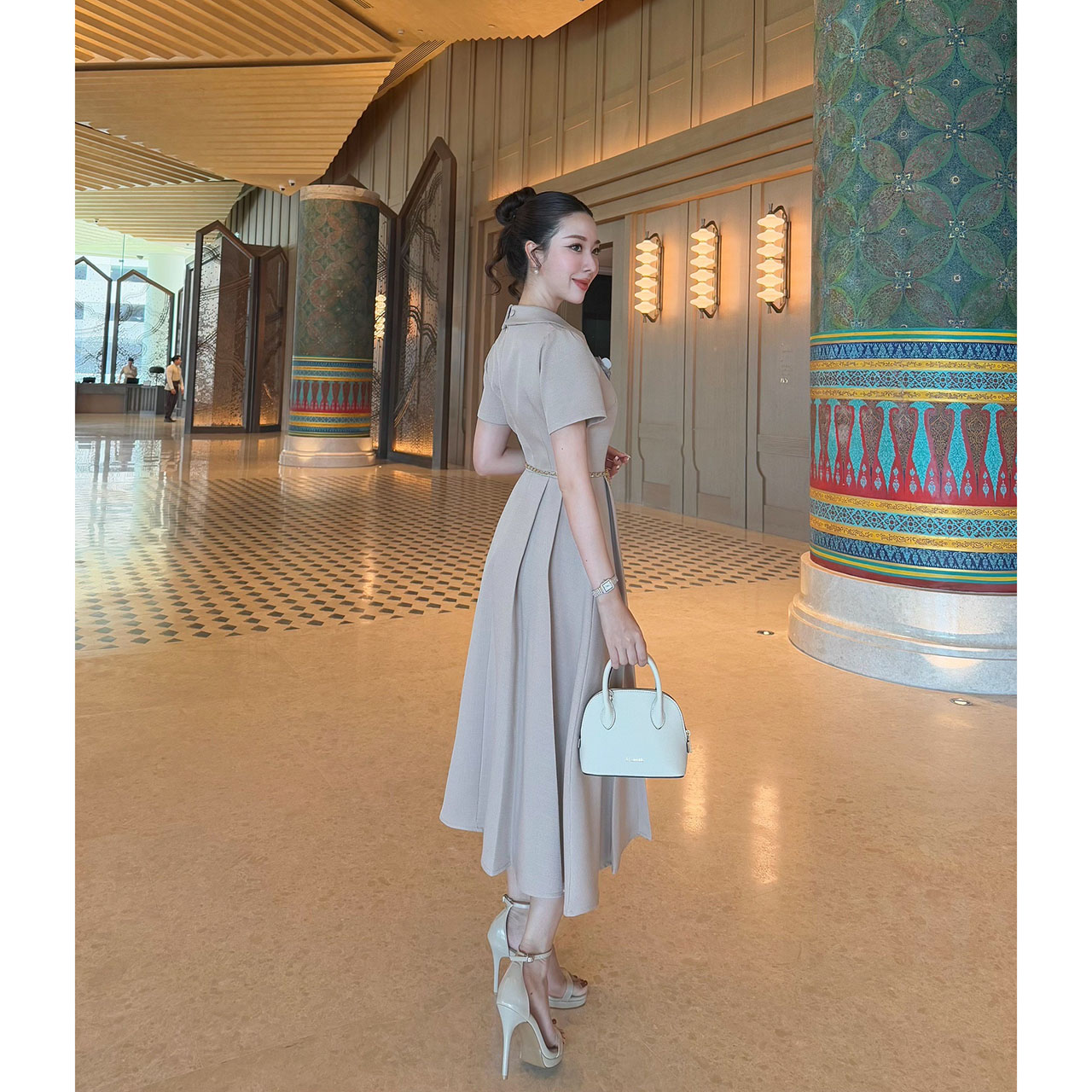 kudapy เดรสยาวสีครีม/สีฟ้า/ม่วงอ่อน/เหลืองอ่อน ผ้าทวิตญี่ปุ่นตกแต่งด้วยกระดุมดอกคามิเลีย ีซับในทั้งชุด ผ้าอัดกาวอย่างดี มาพร้อมกับเข็มขัดโซ่ และเข็มกลัดดอกไม้