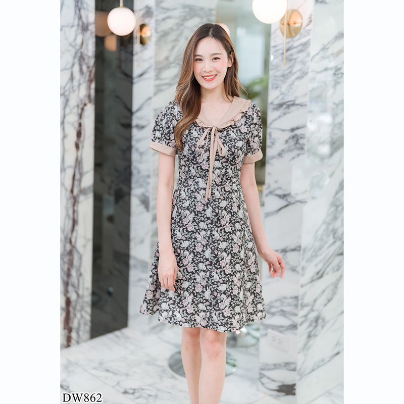 kudapy เดรสสั้นคอกลมสีฟ้า/สีดำ/สีชมพู ใส่ทำงานลายดอกปกคอบัวแขนจั๊ม ลายดอกไม้แต่งเชื่อกผูกโบด้านหน้า สวยดูดี