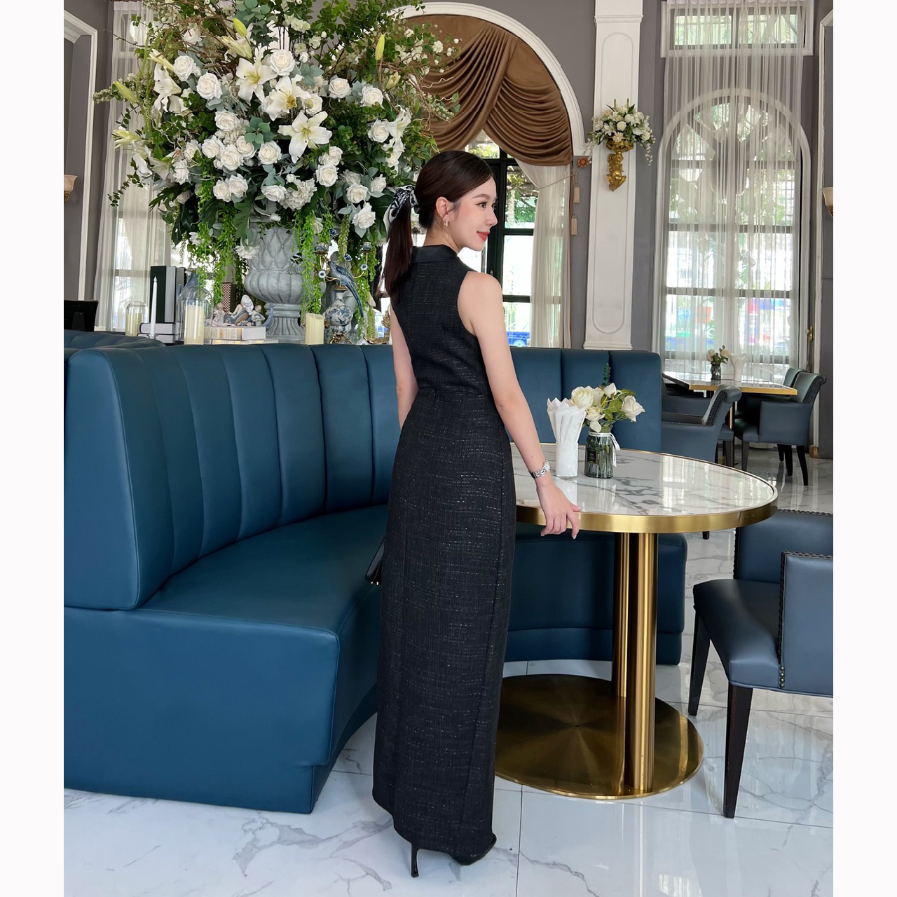 kudapy เซ็ทเสื้อแขนกุดเข้ารูปแต่งกระดุมจริงด้านหน้า 3 เม็ด กระโปรงยาวใช่ผ้าเดียวกับเสื้อ ผ่าด้านหน้า แต่งกระดุมหลอกด้านหน้า ซิปหลัง มีซับในอย่างดี