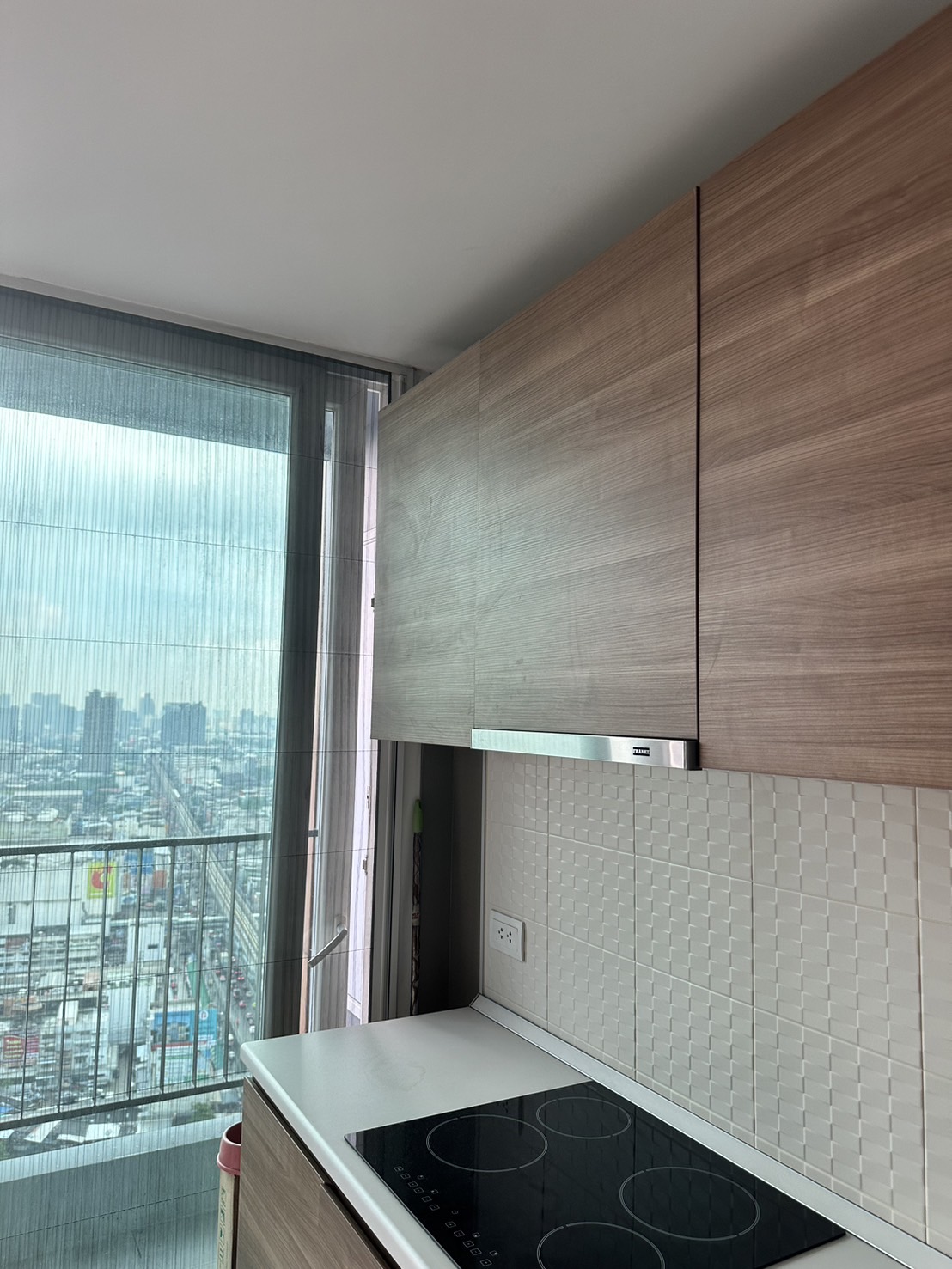 สนใจชมห้องติดต่อได้เลย Line ID: Smile-easy ปล่อยเช่าคอนโด เดอะ เมโทรโพลิส สำโรง อินเตอร์เชนจ์ (The Metropolis Samrong Interchange) - 3ห้องนอน 3ห้องน้ำ 1ห้องนั่งเล่น - ใกล้ BTS สำโรง - ขนาดห้อง 146 ตรม. ชั้น 30