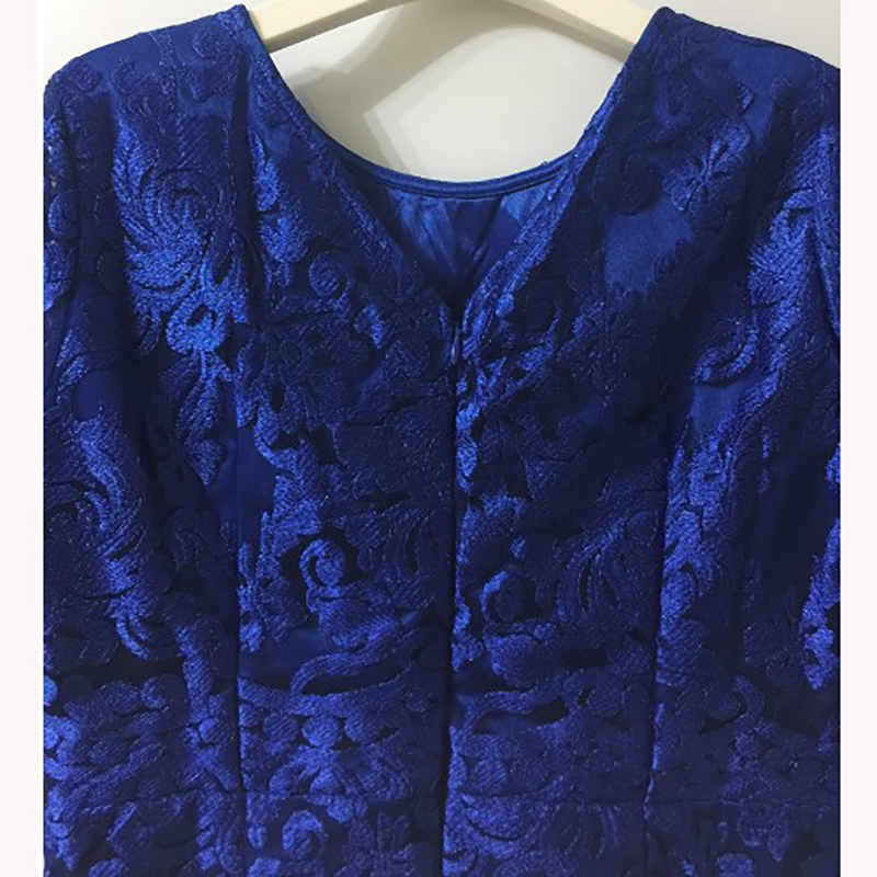 kudapy เดรสลูกไม้สีน้ำเงิน แขนสั้น คอวีด้านหลัง ผ้าลูกไม้ทอลาย เงางามสวยค่ะ กระโปรงผ่าชายด้านหลัง