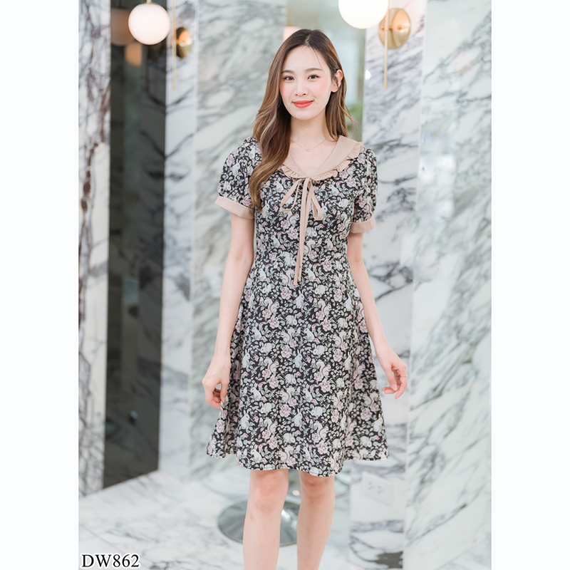 kudapy เดรสสั้นคอกลมสีฟ้า/สีดำ/สีชมพู ใส่ทำงานลายดอกปกคอบัวแขนจั๊ม ลายดอกไม้แต่งเชื่อกผูกโบด้านหน้า สวยดูดี