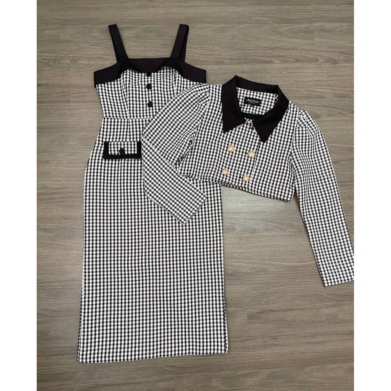 kudapy เซ็ทเดรส+เสื้อครอปสั้น งานหรู ด้านหน้าแต่งกระดุม 3 เม็ดเพิ่มความน่ารัก แต่งกระเป๋าหลอกซ้าย ขวา ซิปหลัง