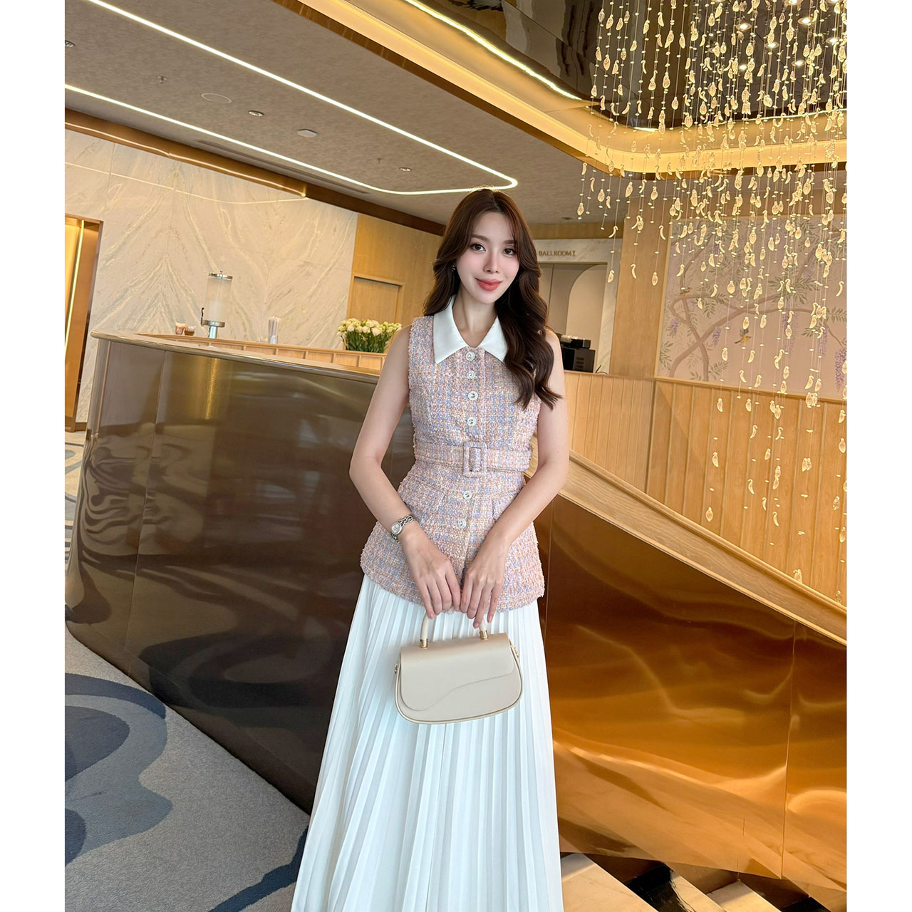 kudapy ชุดเซ็ททวิตปกขาวมาพร้อมกระโปรงยาว แถมฟรีเข็มขัด เสื้อใช้ผ้าทวิตทอพิเศษ มีซับในเป็นผ้าซาติน