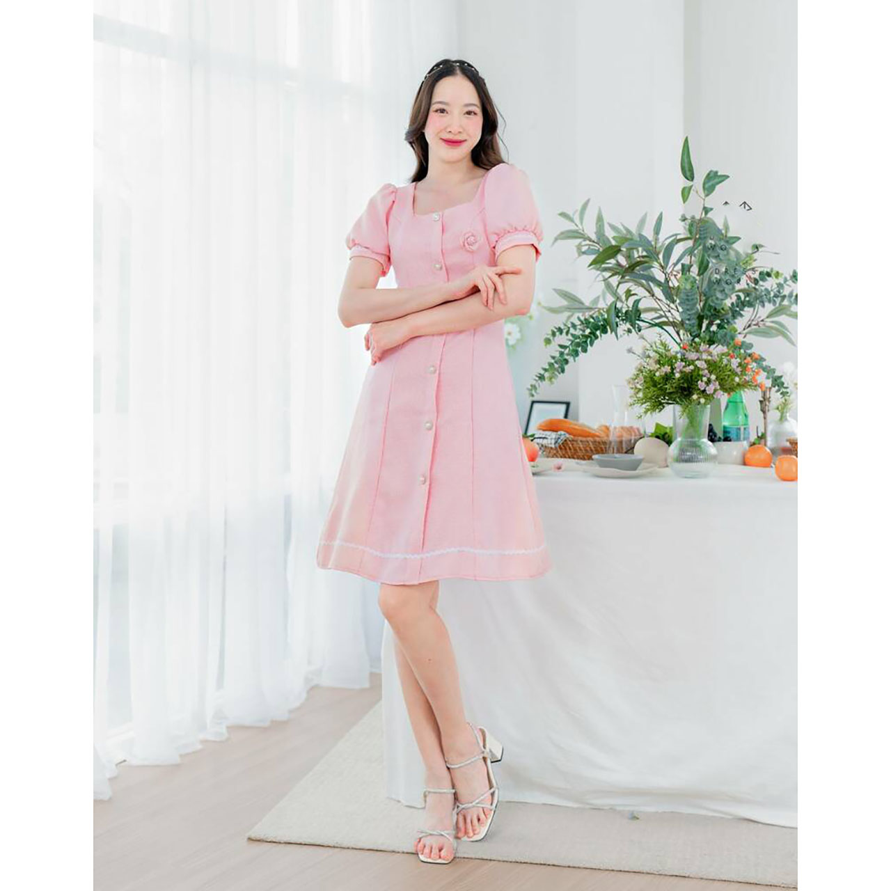 kudapy เดรสสั้นสีฟ้า/สีขาว/สีชมพู แขนตุ๊กตาดอกไม้ติดอก