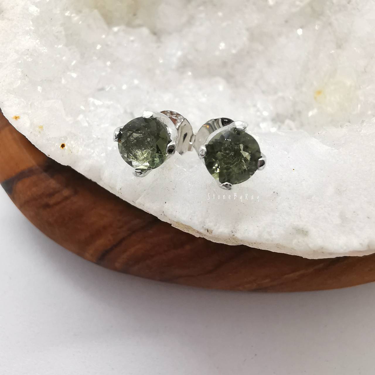 ต่างหูเงินสะเก็ดดาวโมดาไวท์ Moldavite