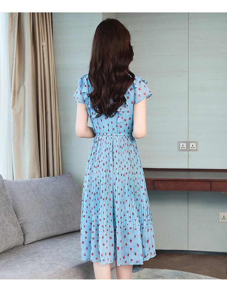 ชุดเดรสสั้นสีฟ้า คอปีนผูกเชือก ไหล่ระบายชั้น ผ้าชีฟองเนื้อดี พิมพ์ลายจุดสีชมพูแดง กระดปรงผ้าอัดพลีตทรงสวย เอวสม็อคยืดได้ค่ะ