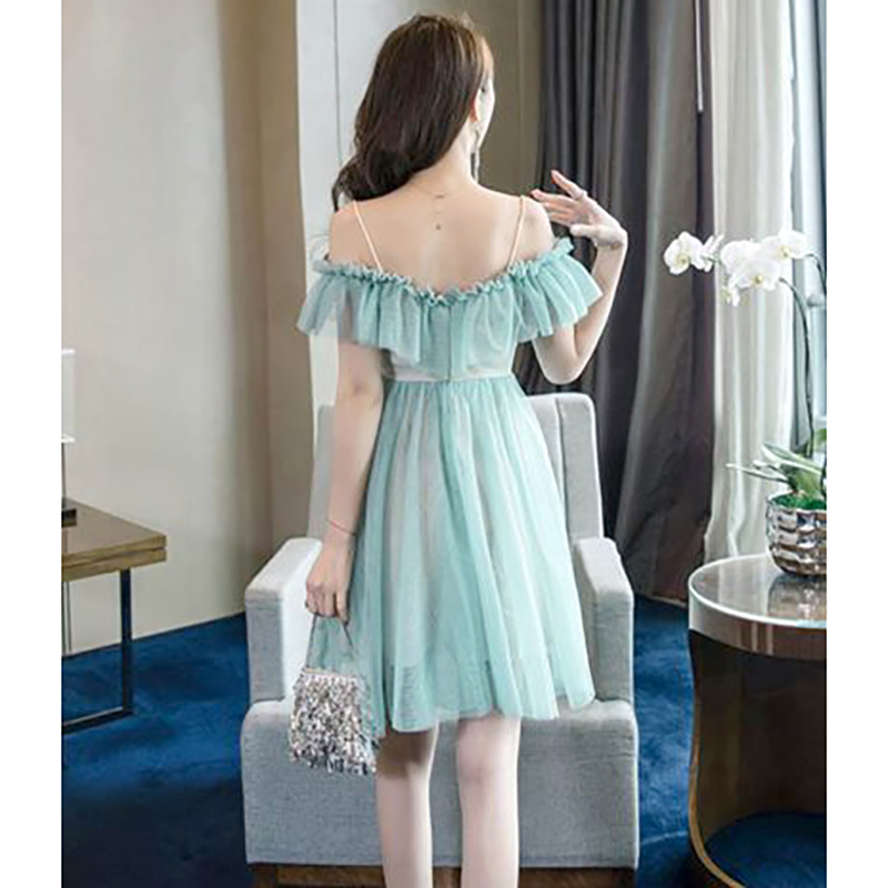 kudapy เดรสสั้นออกงานสีเขียวมิ้นท์ เดรสเปิดไหล่ติดสายเดี่ยวเส้นเล็ก แต่งระบายรอบอก เก็บเอว ซิบหลังอย่างดี