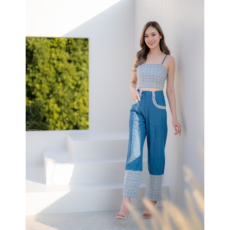 kudapy ชุด Set เสื้อ Crop สายเดี่ยวผ้าทวิตสีฟ้า มาพร้อมกางเกงยีนส์แฟชั่นทรงกระบอกแต่งผ้าทวิตปลายกางเกง