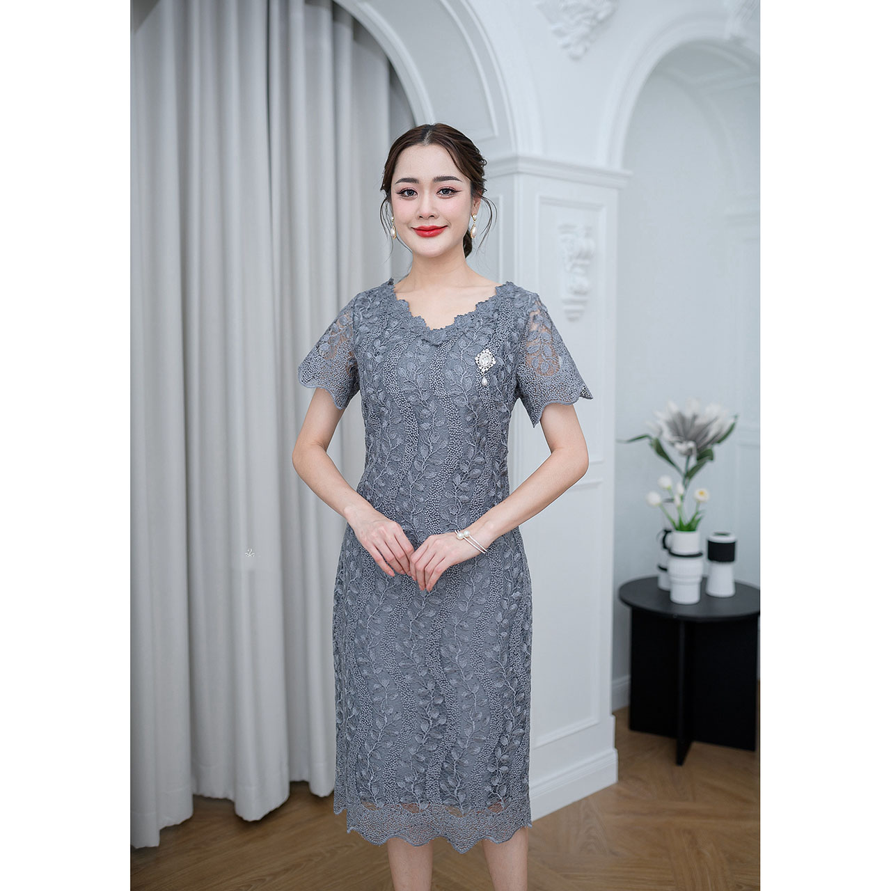 kudapy เดรสสั้นสีชมพูเข้ม/สีชมพูอ่อน/สีฟ้า/สีเทา ผ้าลูกไม้เงาทอลายผ้าผสมเลื่อมสวยงาม คอวีทำให้ดูไม่อ้วนตัน รอบคอตกแต่งดอกไม้รอบคอสวยหวาน