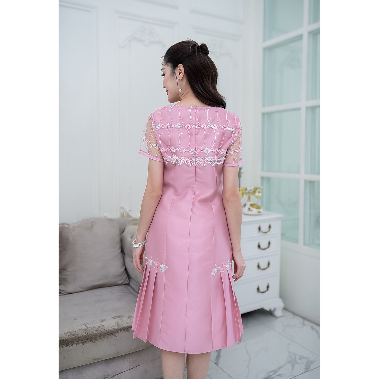 kudapy เดรสสั้น ผ้าไหมกระโปรงทวิสลูกไม้ปัก กระโปรงเป็นทรงเอ ด้านข้างทำเป็นจีบทวิสทั้งสองข้าง แต่งลูกไม้ดอกไม้ทูโทนประดับทั้งสองด้าน