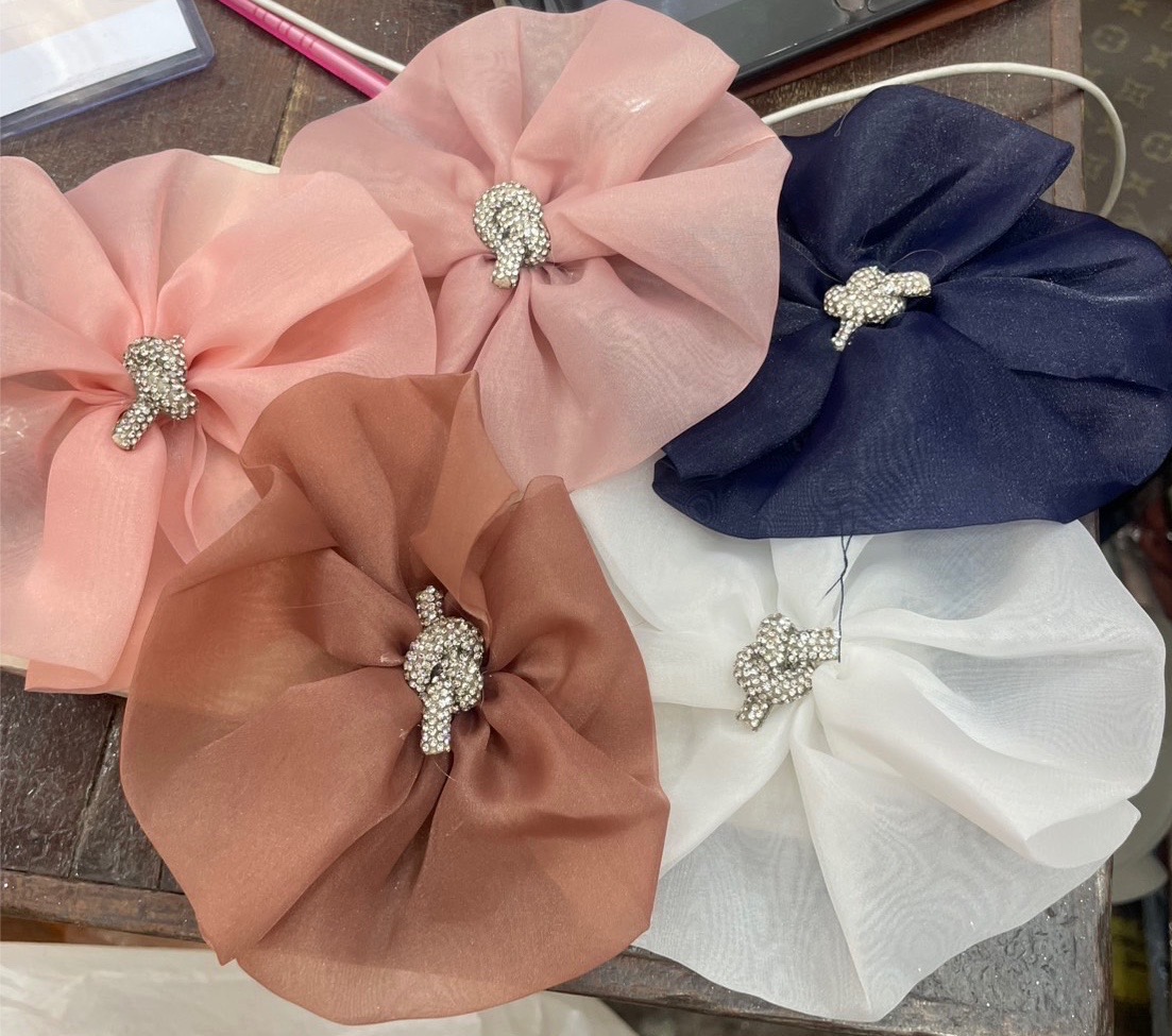 kudapy เดรสออกงานผ้าแก้ว เดรสสั้นไหล่เดี่ยว แต่งเข็มกลัดดอกไม้ สีชมพูพาสเทล ,ขาว ,โอรส ,กรมท่า