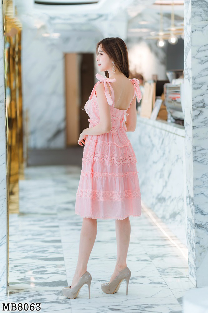 เดรสสั้นแขนกุดสีชมพู เอวจั้มยืดหยุนได้ ไหล่ปรับได้หลายระดับ แต่งผ้าด้านหน้าอก ให้ดูพริ้ว SMLXL