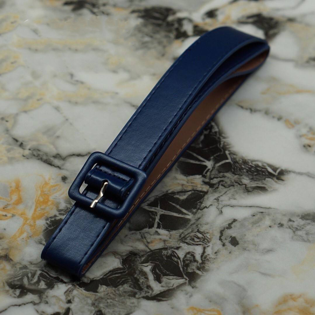 kudapy เดรสยาวกลางน่อง ผ้าลูกไม้ยาวทรงสอบ คอวีแต่งกระดุมทองด้านหน้า มีซิปหลัง กระเป๋าจริงทั้ง 2 ข้าง