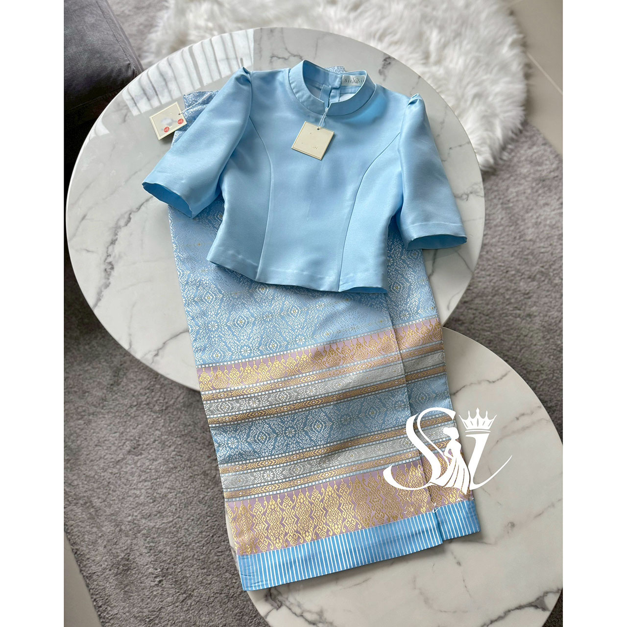 kudapy เสื้อบรมแขนสามส่วน สีฟ้าอ่อนละมุน คอจีน ซิปซ่อนหลัง งานผ้าไหมอิตลลี่หนานิ่ม อัดกาว ผ้าถุงสำเร็จรูป ซิปหลัง เกรดพรีเมี่ยมอัดกาว เนื้อผ้าไหมแพรทิพย์