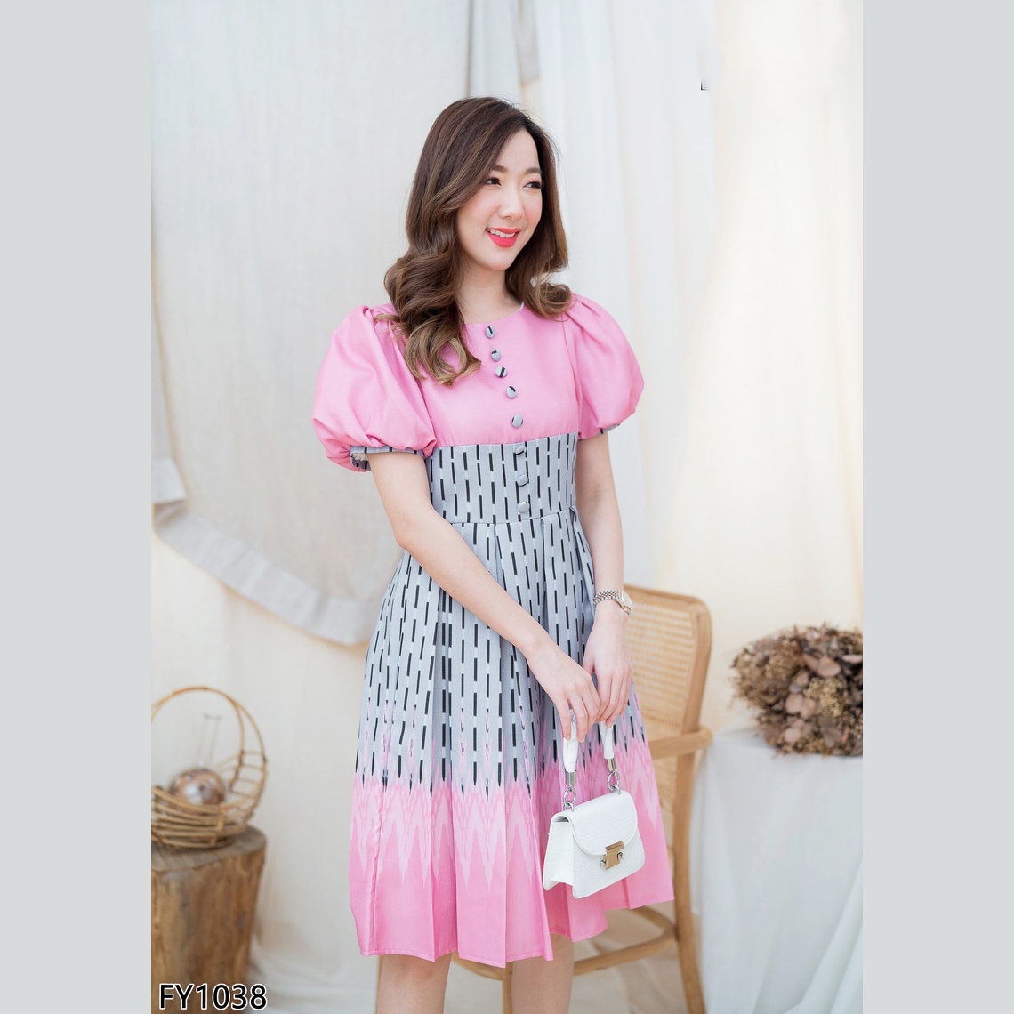 kudapy เดรสสั้นผ้าไทยคอเหลี่ยมสีชมพู/สีกรมท่า แขนตู้กตายกสูง เอวมีเข็มขัดรัดเข้ารูป ซิบหลัง