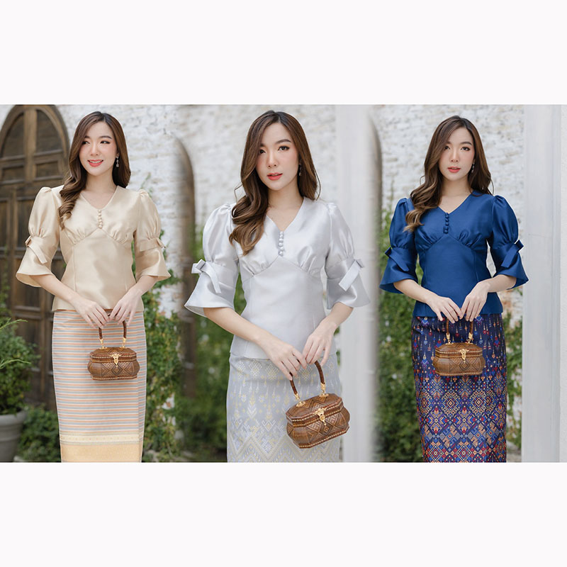 kudapy เสื้อลูกสีน้ำเงิน/สีเทาเงิน/สีทอง ผ้าไหมประยุกต์ อัดกาวมีซับในตัว งานมาพร้อมชิปหลังตัวนี้ดีไซด์เก๋มากๆ (เฉพาะเสื้อ)